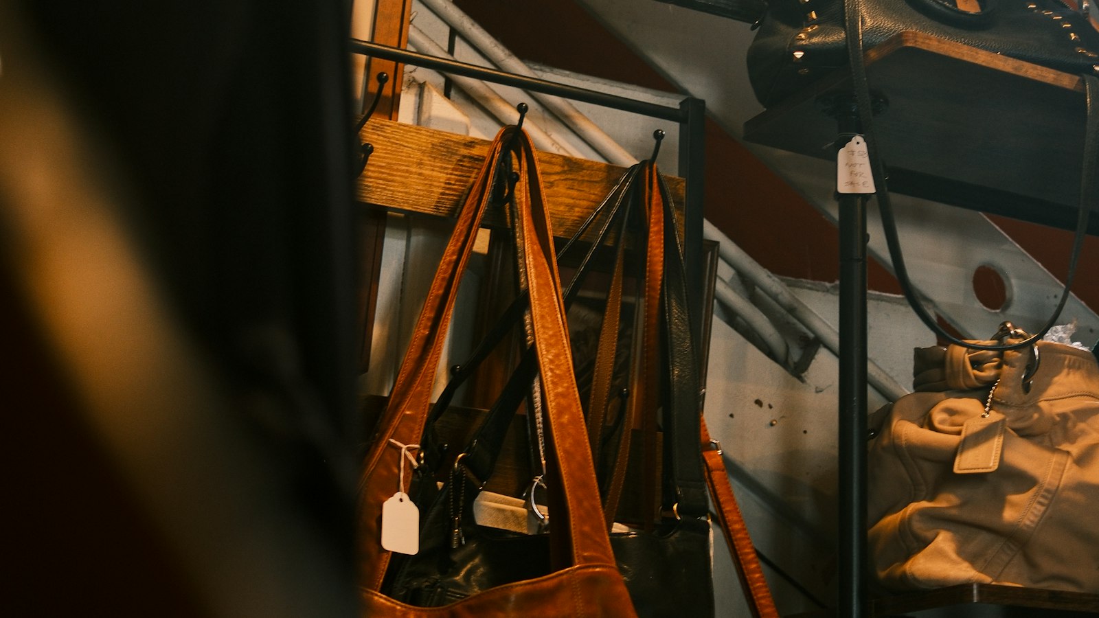 Une journée de vente de mode vintage, de l'exposition au marteau